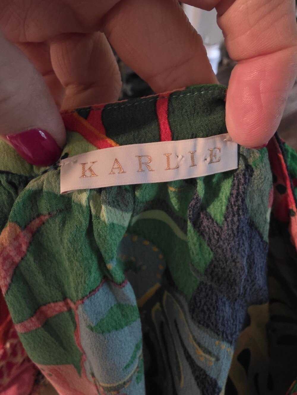 Karlie Vibrant Green Tropical Print Button-Front Women's Top - Picture 4 of 5